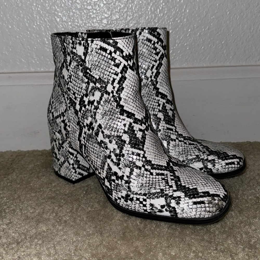 Snake print. 6.5 women.